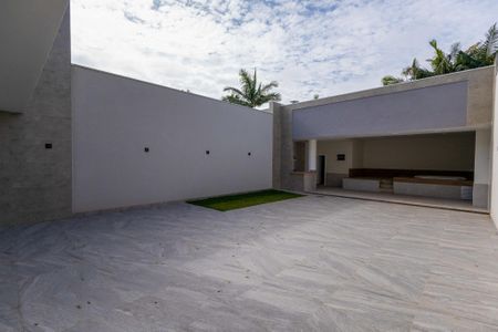 Casa à venda com 520m², 5 quartos e 4 vagas Casa à venda com 520m², 5 quartos e 4 vagasQuintal