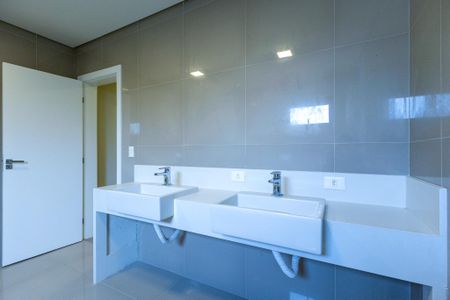 Casa à venda com 520m², 5 quartos e 4 vagas Casa à venda com 520m², 5 quartos e 4 vagasBanheiro da Suíte 5