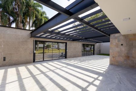 Casa à venda com 520m², 5 quartos e 4 vagas Casa à venda com 520m², 5 quartos e 4 vagasGaragem