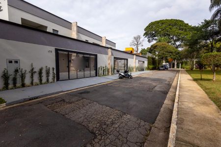 Casa à venda com 520m², 5 quartos e 4 vagas Casa à venda com 520m², 5 quartos e 4 vagasFachada