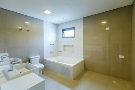 Casa à venda com 520m², 5 quartos e 4 vagas Casa à venda com 520m², 5 quartos e 4 vagasBanheiro da Suíte 5