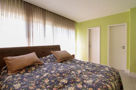 Apartamento à venda com 296m², 4 quartos e 3 vagas Apartamento à venda com 296m², 4 quartos e 3 vagasSuíte 2