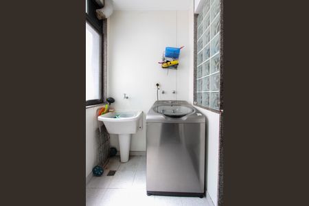 Apartamento à venda com 296m², 4 quartos e 3 vagas Apartamento à venda com 296m², 4 quartos e 3 vagasÁrea de Serviço