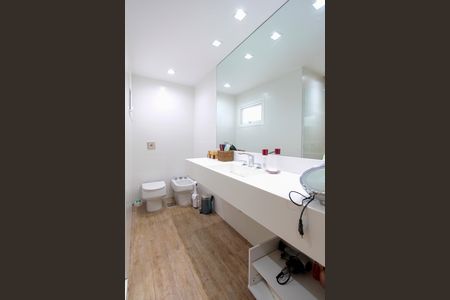 Apartamento à venda com 296m², 4 quartos e 3 vagas Apartamento à venda com 296m², 4 quartos e 3 vagasBanheiro da Suíte 2