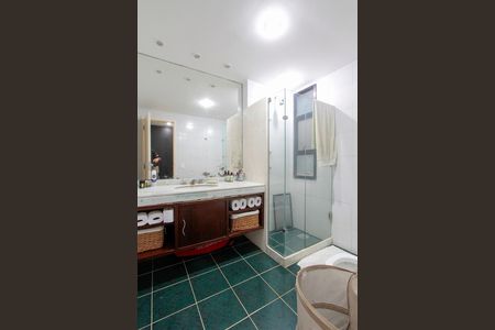 Apartamento à venda com 296m², 4 quartos e 3 vagas Apartamento à venda com 296m², 4 quartos e 3 vagasBanheiro da Suíte 1