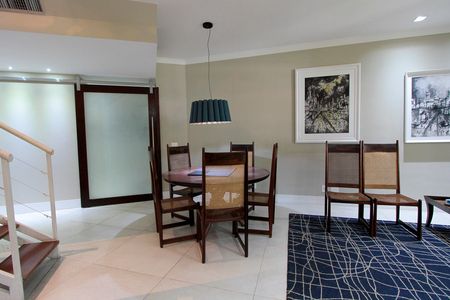 Apartamento à venda com 296m², 4 quartos e 3 vagas Apartamento à venda com 296m², 4 quartos e 3 vagasSala