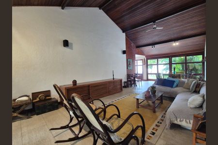 Casa à venda com 453m², 4 quartos e 3 vagasSala