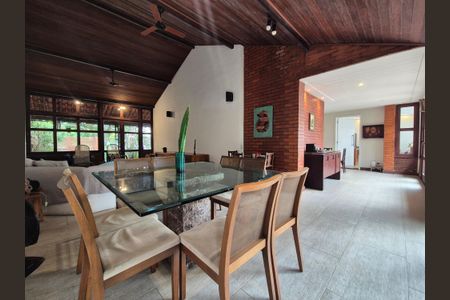 Casa à venda com 453m², 4 quartos e 3 vagasSala