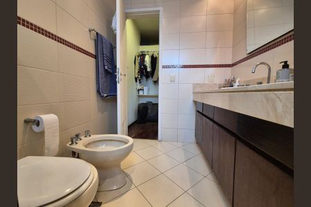 Casa à venda com 453m², 4 quartos e 3 vagasBanheiro da Suíte 2