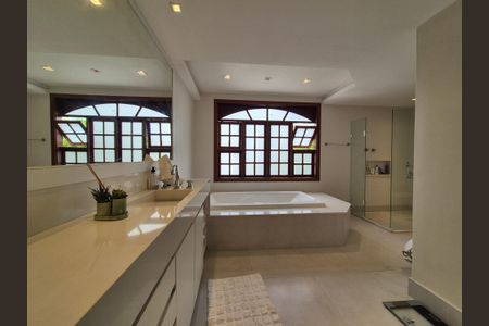 Casa à venda com 453m², 4 quartos e 3 vagasBanheiro da Suíte 3