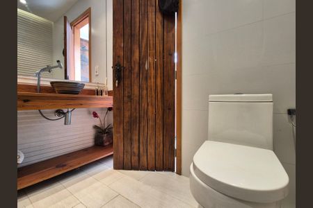 Casa à venda com 453m², 4 quartos e 3 vagasBanheiro 2