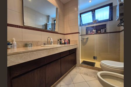 Casa à venda com 453m², 4 quartos e 3 vagasBanheiro da Suíte 2