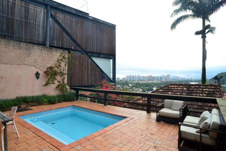 Casa à venda com 302m², 3 quartos e 1 vaga Casa à venda com 302m², 3 quartos e 1 vagaÁrea comum - Piscina