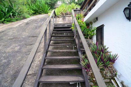 Casa à venda com 302m², 3 quartos e 1 vaga Casa à venda com 302m², 3 quartos e 1 vagaEscada