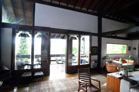 Casa à venda com 302m², 3 quartos e 1 vaga Casa à venda com 302m², 3 quartos e 1 vagaSala