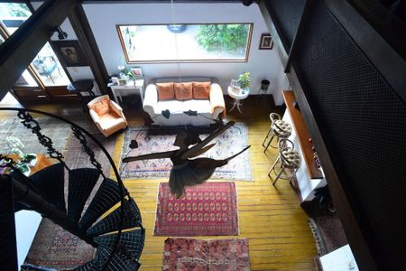 Casa à venda com 302m², 3 quartos e 1 vaga Casa à venda com 302m², 3 quartos e 1 vagaEscada