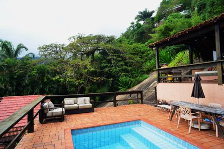 Casa à venda com 302m², 3 quartos e 1 vaga Casa à venda com 302m², 3 quartos e 1 vagaÁrea comum - Piscina