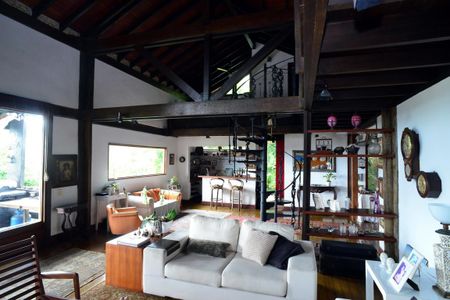 Casa à venda com 302m², 3 quartos e 1 vaga Casa à venda com 302m², 3 quartos e 1 vagaSala