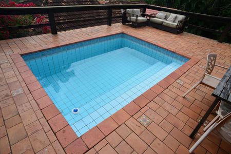 Casa à venda com 302m², 3 quartos e 1 vaga Casa à venda com 302m², 3 quartos e 1 vagaÁrea comum - Piscina