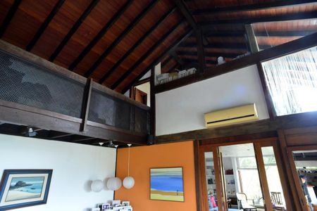 Casa à venda com 302m², 3 quartos e 1 vaga Casa à venda com 302m², 3 quartos e 1 vagaSala