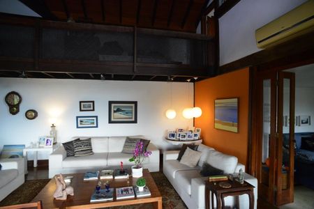 Casa à venda com 302m², 3 quartos e 1 vaga Casa à venda com 302m², 3 quartos e 1 vagaSala