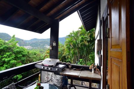 Casa à venda com 302m², 3 quartos e 1 vaga Casa à venda com 302m², 3 quartos e 1 vagaVaranda