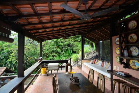 Casa à venda com 302m², 3 quartos e 1 vaga Casa à venda com 302m², 3 quartos e 1 vagaÁrea comum - Churrasqueira