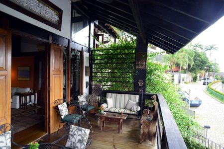 Casa à venda com 302m², 3 quartos e 1 vaga Casa à venda com 302m², 3 quartos e 1 vagaVaranda