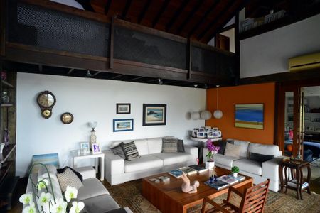 Casa à venda com 302m², 3 quartos e 1 vaga Casa à venda com 302m², 3 quartos e 1 vagaSala