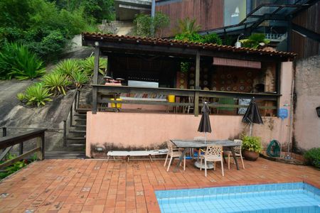 Casa à venda com 302m², 3 quartos e 1 vaga Casa à venda com 302m², 3 quartos e 1 vagaÁrea comum - Piscina