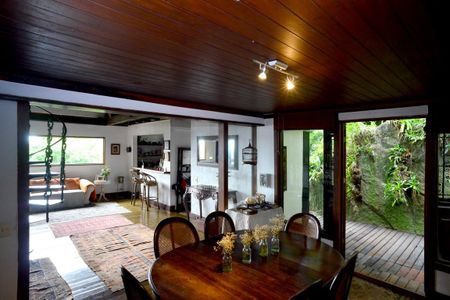 Casa à venda com 302m², 3 quartos e 1 vaga Casa à venda com 302m², 3 quartos e 1 vagaSala de Jantar