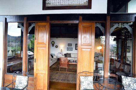 Casa à venda com 302m², 3 quartos e 1 vaga Casa à venda com 302m², 3 quartos e 1 vagaVaranda