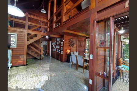 Casa à venda com 319m², 4 quartos e 6 vagas