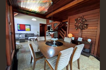 Casa à venda com 319m², 4 quartos e 6 vagas