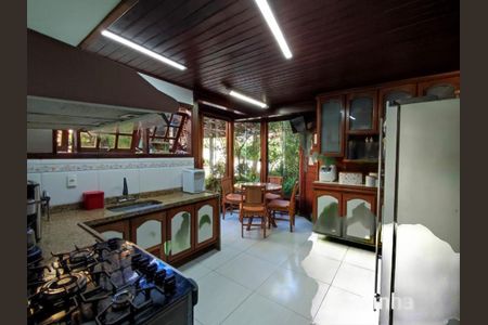 Casa à venda com 319m², 4 quartos e 6 vagas