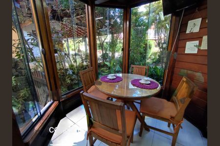 Casa à venda com 319m², 4 quartos e 6 vagas