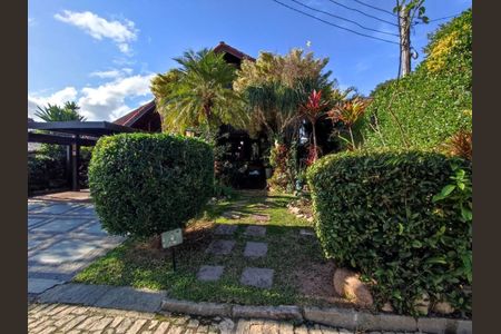 Casa à venda com 319m², 4 quartos e 6 vagas