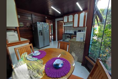 Casa à venda com 319m², 4 quartos e 6 vagas