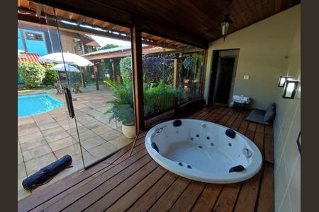 Casa à venda com 319m², 4 quartos e 6 vagas