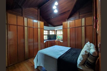 Casa à venda com 319m², 4 quartos e 6 vagas