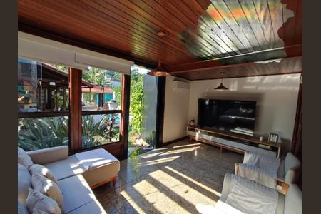 Casa à venda com 319m², 4 quartos e 6 vagas