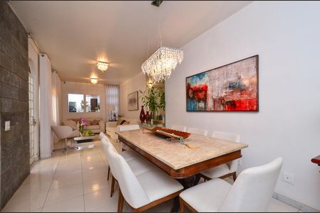 Casa à venda com 360m², 5 quartos e 4 vagasSala de estar