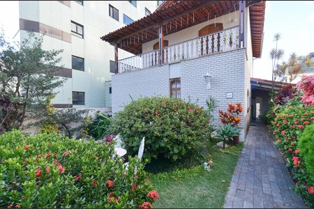 Casa à venda com 360m², 5 quartos e 4 vagasEntrada da casa