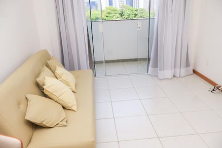 Sala de apartamento para alugar com 1 quarto, 42m² em Stiep, Salvador