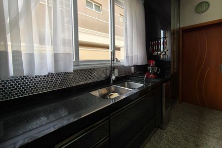 Casa de condomínio à venda com 384m², 4 quartos e 4 vagasCozinha