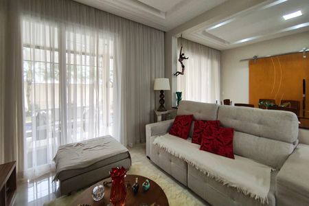 Casa de condomínio à venda com 384m², 4 quartos e 4 vagasSala de TV