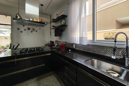 Casa de condomínio à venda com 384m², 4 quartos e 4 vagasCozinha