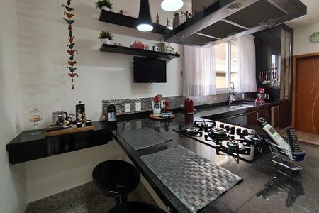 Casa de condomínio à venda com 384m², 4 quartos e 4 vagasCozinha