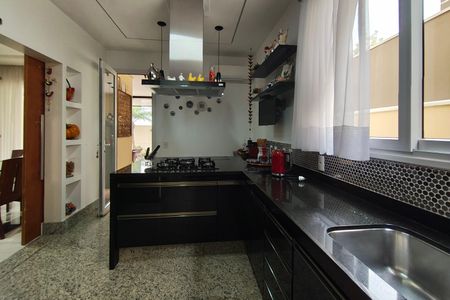 Casa de condomínio à venda com 384m², 4 quartos e 4 vagasCozinha
