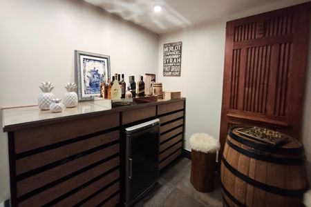 Casa de condomínio à venda com 384m², 4 quartos e 4 vagasAdega